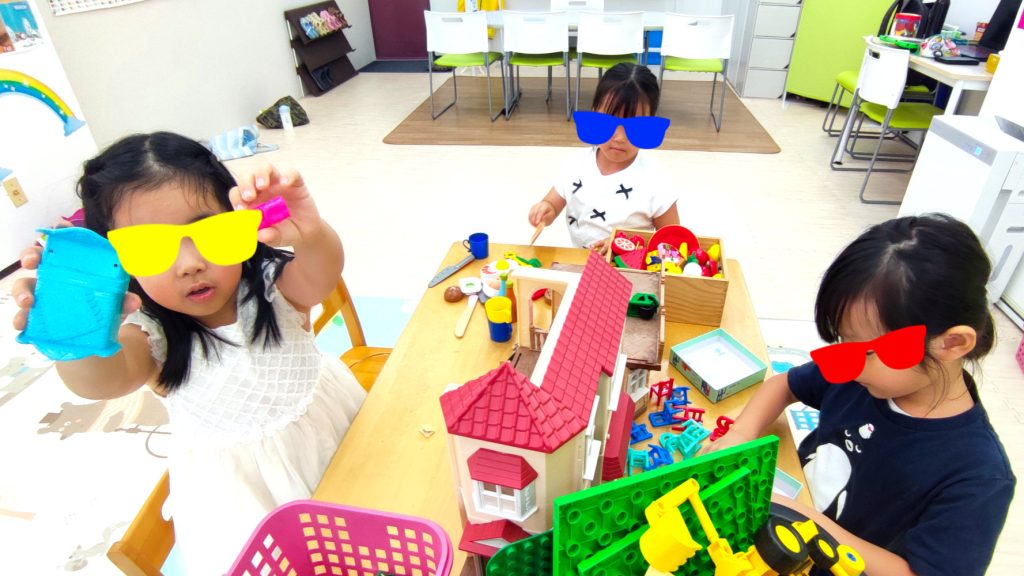 ドールハウス遊びと「ごっこ遊び」で大盛り上がり