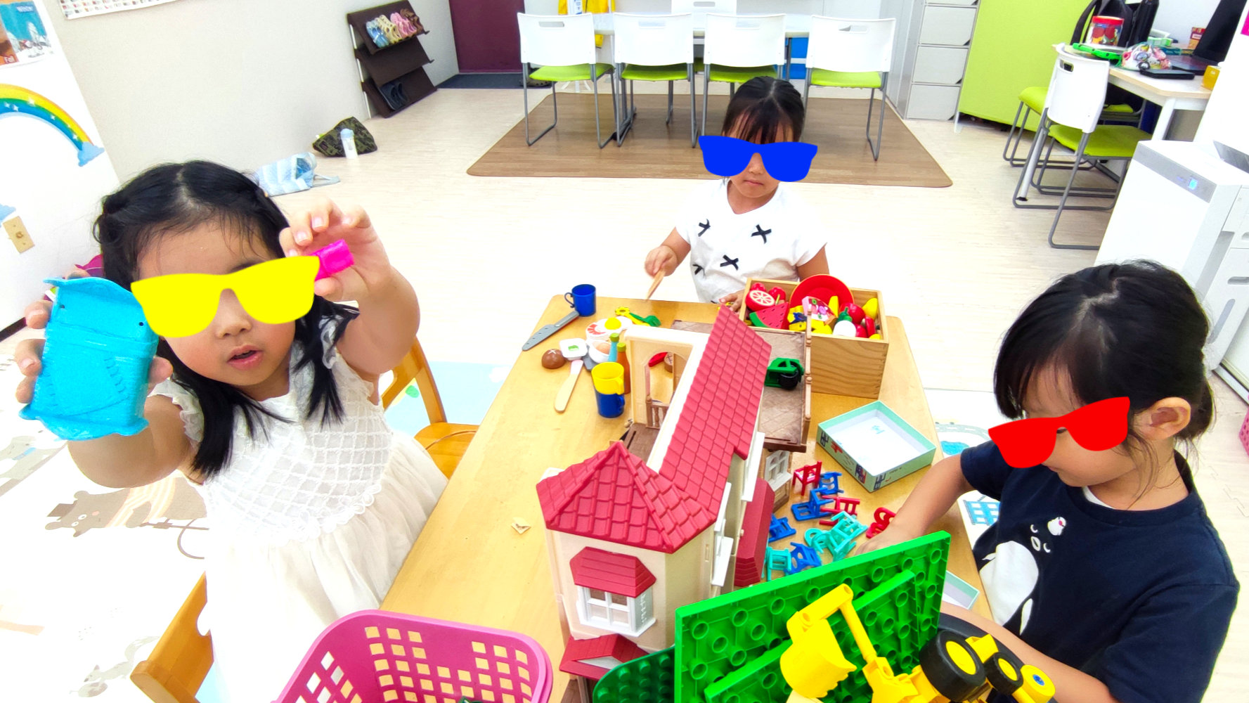 ドールハウス遊びと「ごっこ遊び」で大盛り上がり