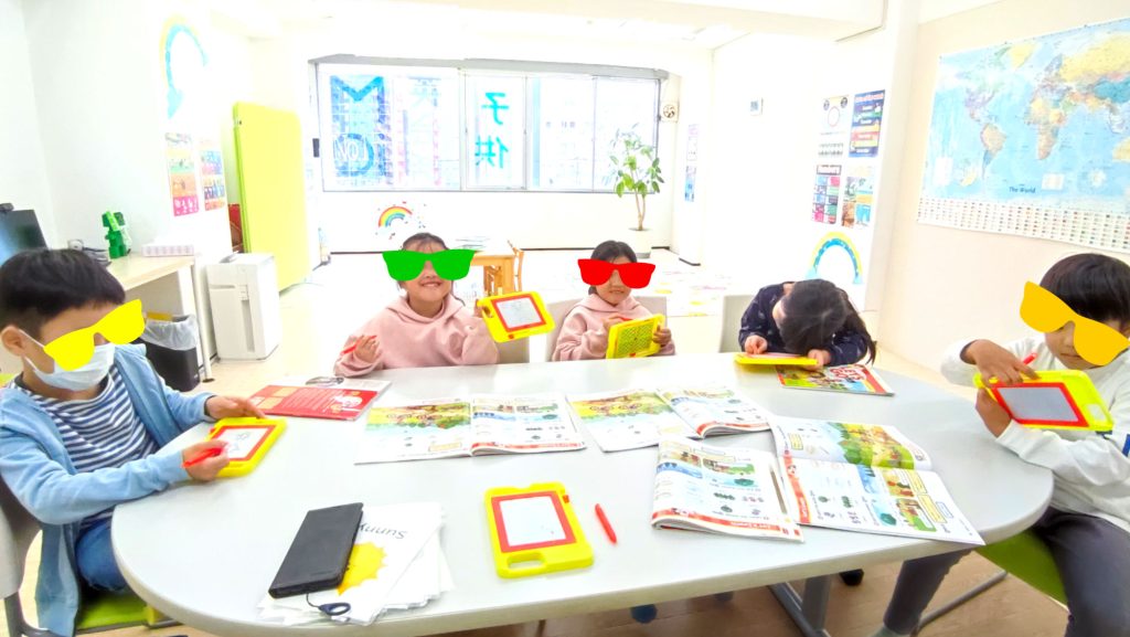 MiQ English Schoolでは、単に英会話を学ぶだけでなく、お子様たちの創造性と自己表現力を大切にしています😊。