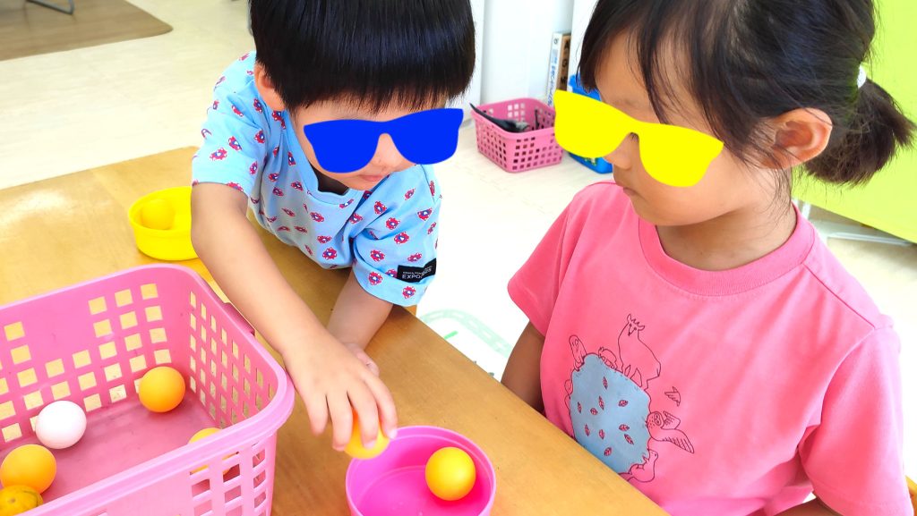 2人の生徒さんが協力してボール遊びを楽しんでいます。 MiQ English Schoolでは、生徒同士の交流が活発に行われるよう促しています。これにより、先生とは異なる発音や表現にも慣れることができ、より実践的で応用力のある英語力が身につきます。 友達と一緒に楽しみながら、真のコミュニケーション能力を英語で身につけることができます！
